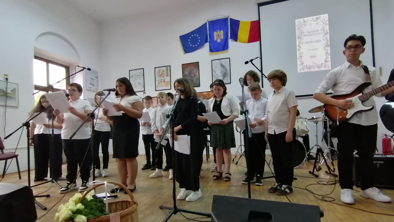 Anyák napi ünnepséget szerveztek a Művészeti Líceumban