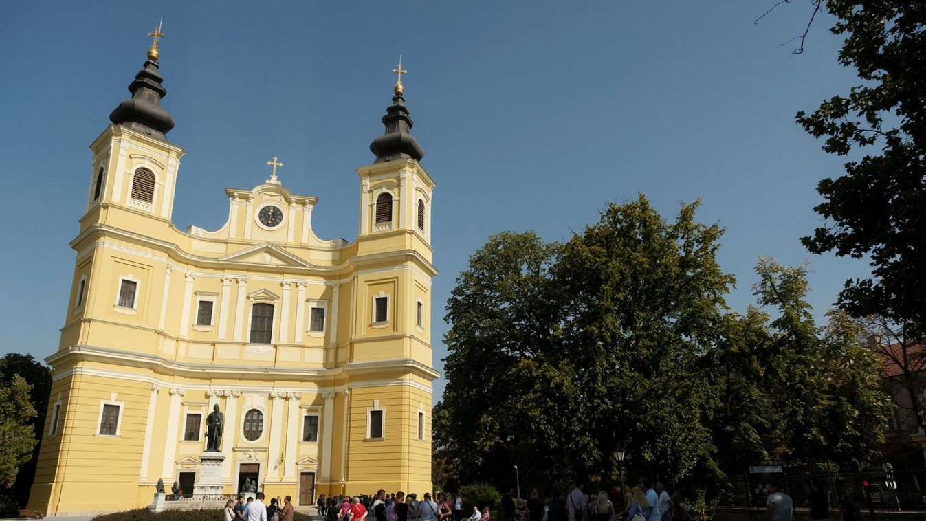 Látványos fényfestéssel díszítik a székesegyház főhomlokzatát