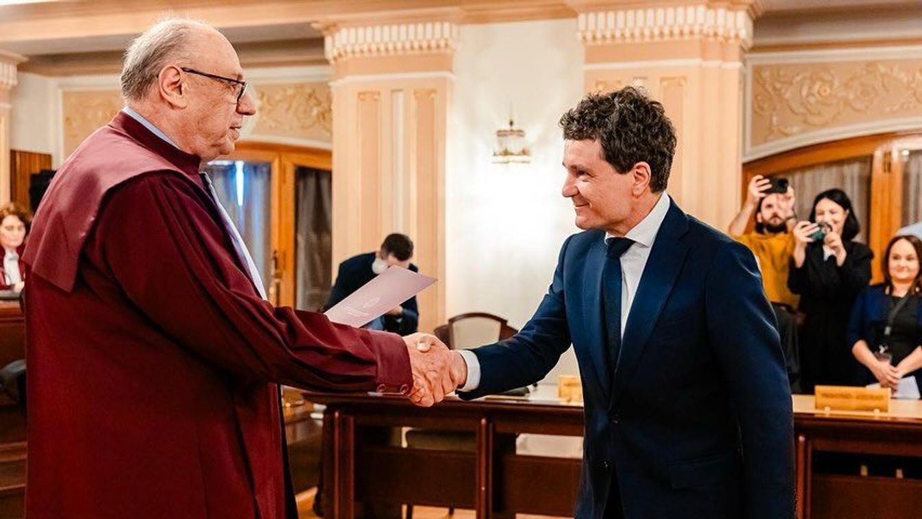 Nicușor Dan hétfőn teszi le a hivatali esküt