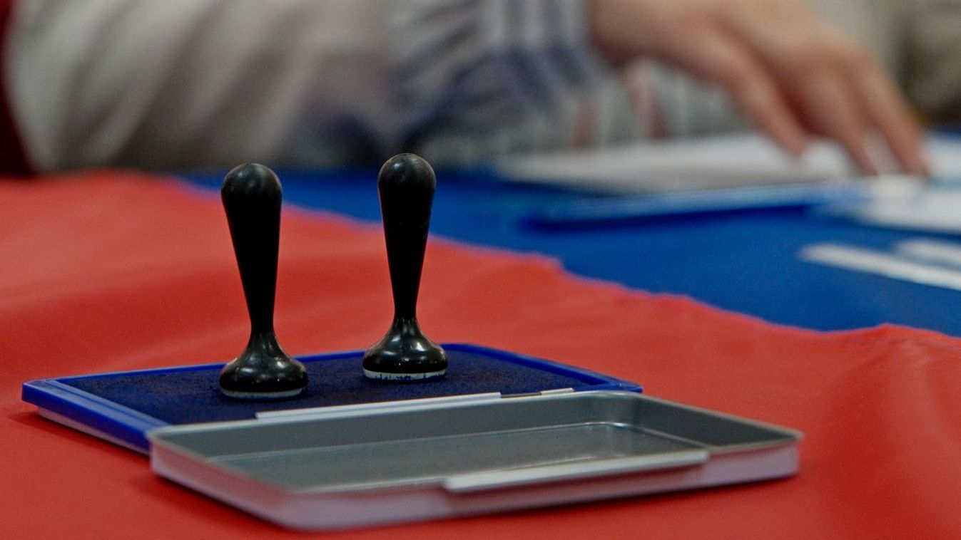 Elnökválasztás: Szitkozódás miatt kapott figyelmeztetést egy révi férfi