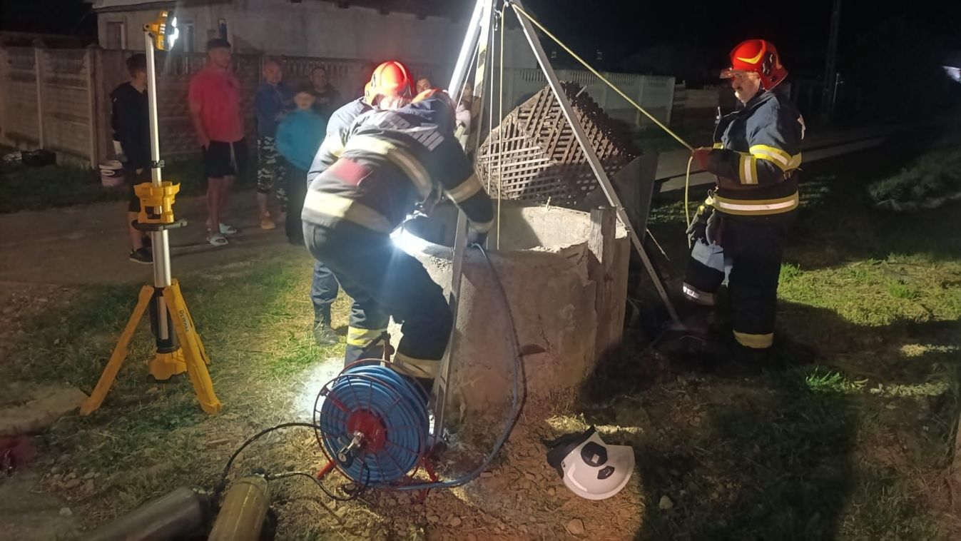 Húsz méter mély kútból mentettek ki két cicát a tűzoltók