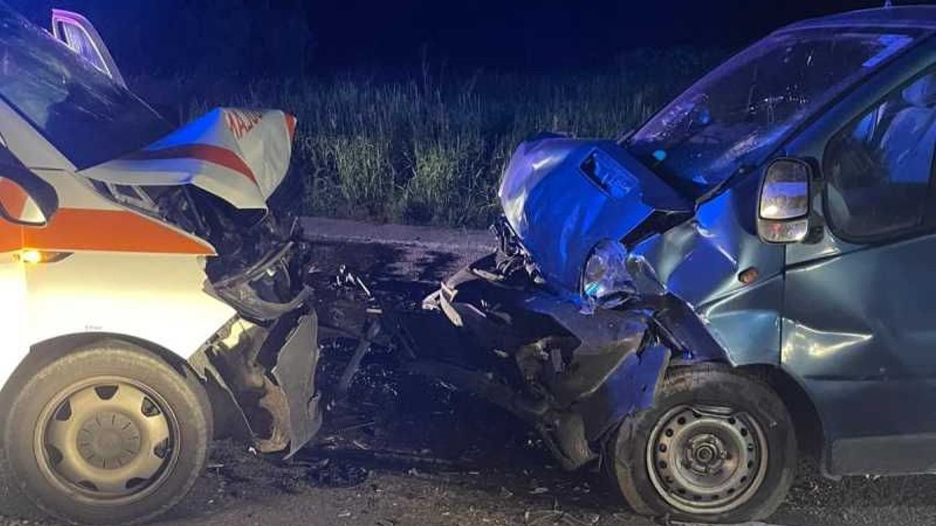 Pácienst szállító mentőkocsi karambolozott péntek éjjel, négy személy megsérült