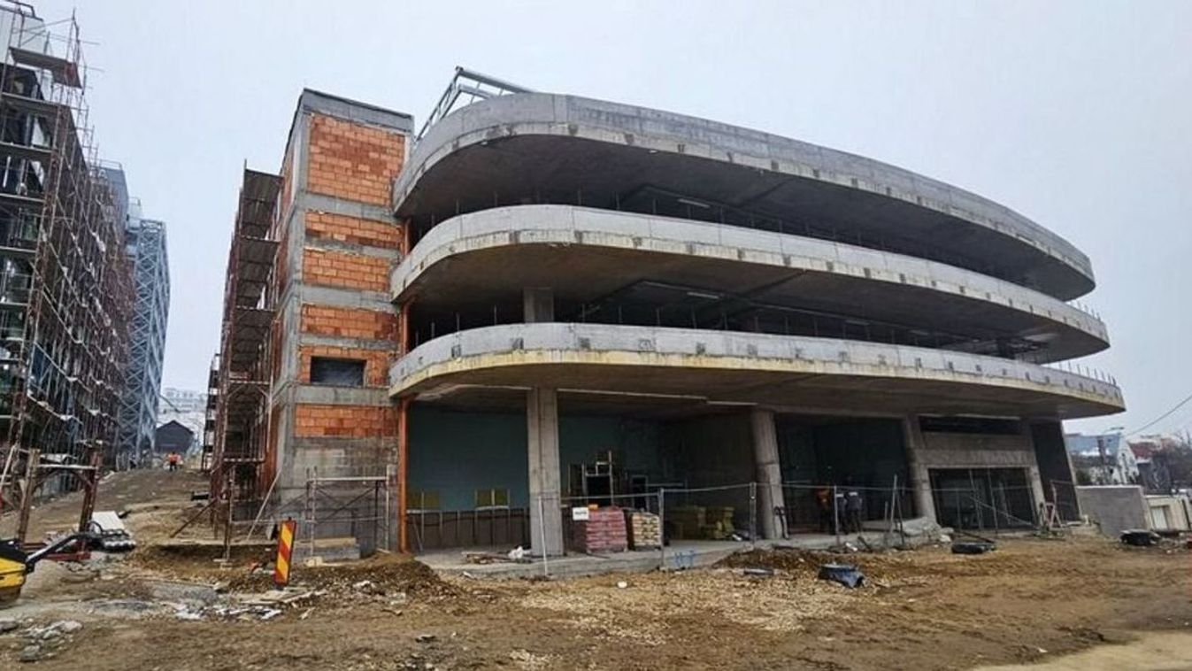 Csak augusztusban készül el a váradi Megyei Kórház melletti parkolóház