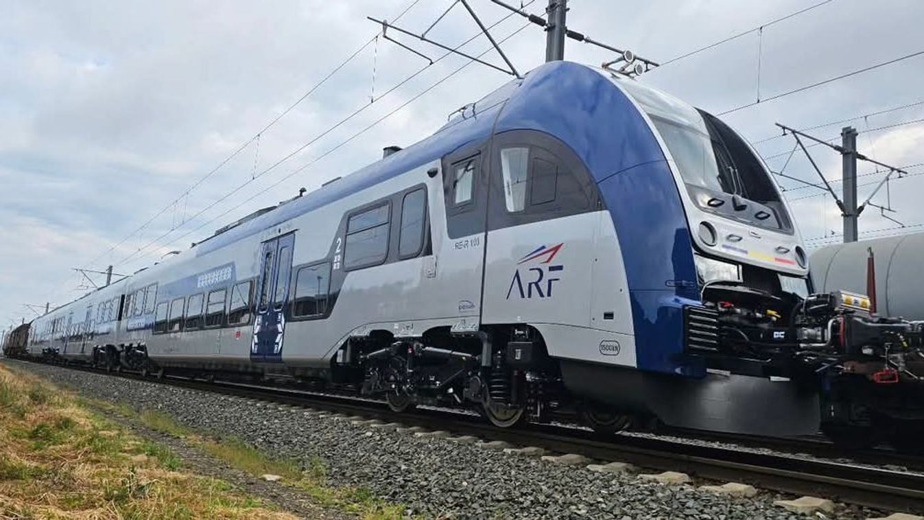 Megérkezett Romániába a lengyel Pesa vállalattól vásárolt 62 elektromos vonatból az első