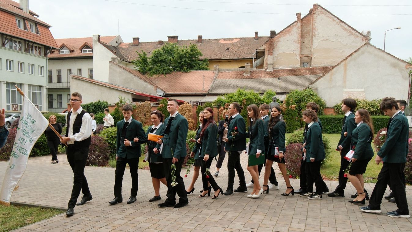 Véget ér pénteken a tanév a végzős diákok számára