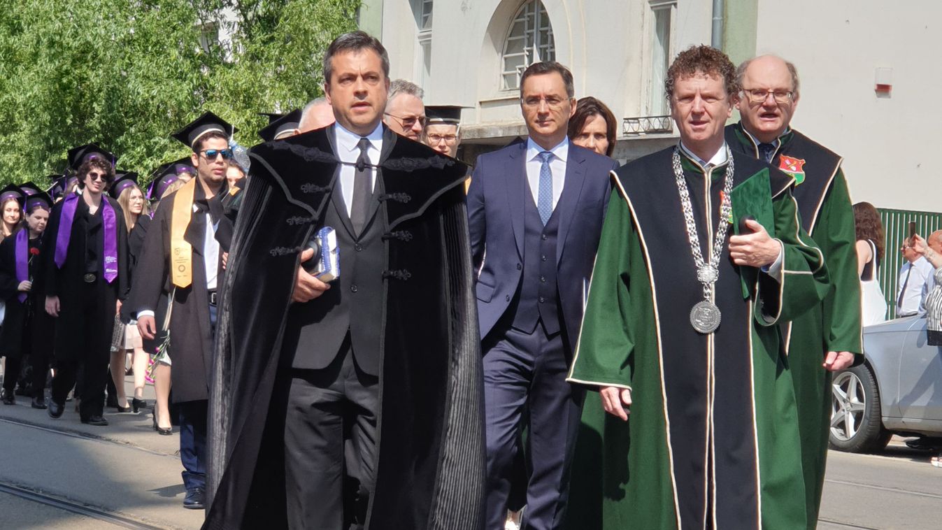 Elballagtak a Partiumi Keresztény Egyetem végzős hallgatói